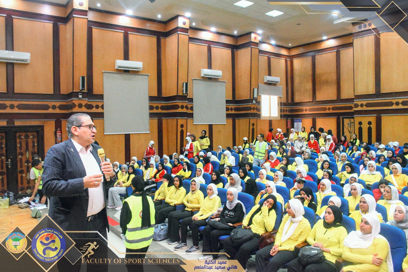 الدكتور ياسر عبده مستشار الابتكار فى الجامعة يحاضر الطلاب الجدد بعلوم الرياضة